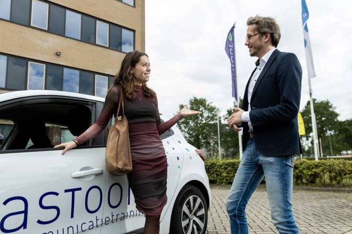 Foto van trainers bij de auto van Pastoor bv