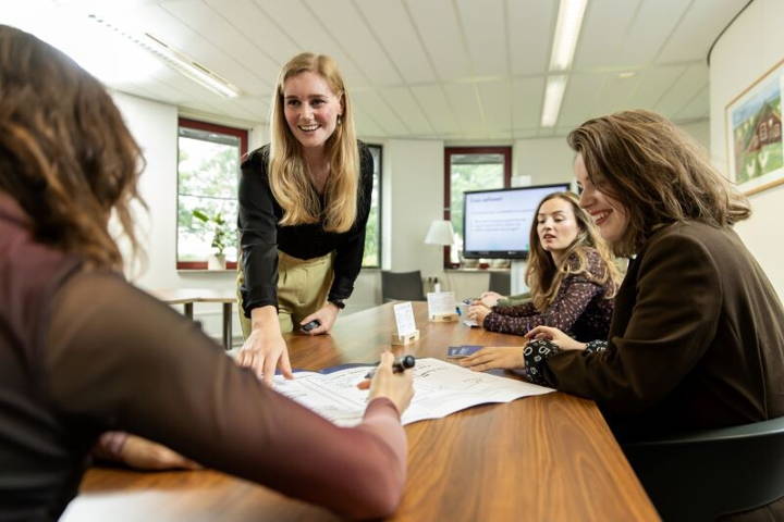 Foto van Kathelijne die aan het presenteren is